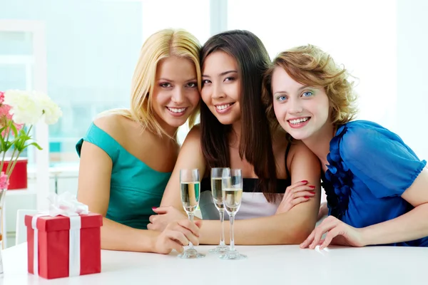 Drie vriendinnen — Stockfoto