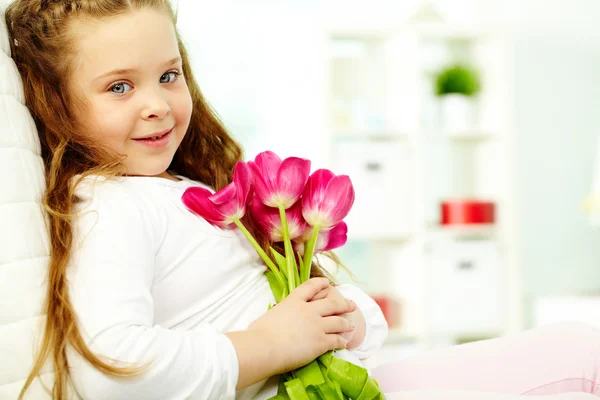 Κορίτσι με λουλούδια — Φωτογραφία Αρχείου