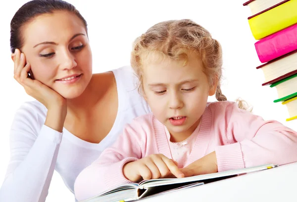 Reading with mother — Stock Photo, Image