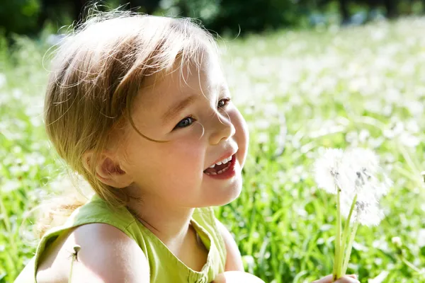 Dítě s květinami — Stock fotografie