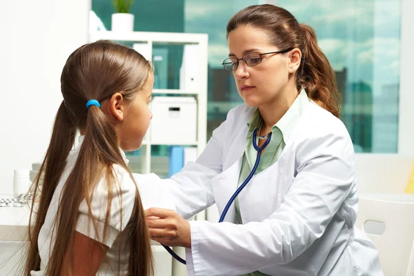 Examining patient — Stock Photo, Image