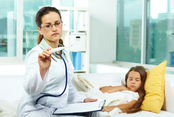 Doctor with thermometer — Stock Photo, Image