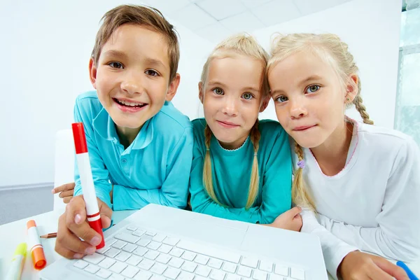 Τα παιδιά με laptop — Φωτογραφία Αρχείου