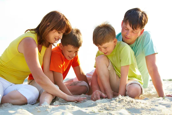 Familie over zand — Stockfoto