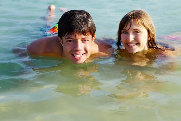 Teenie-Paar im Wasser — Stockfoto