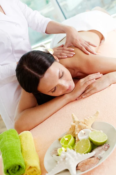Na mesa de massagem — Fotografia de Stock