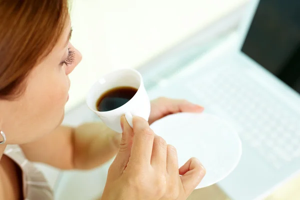Koffie op werkplek — Stockfoto