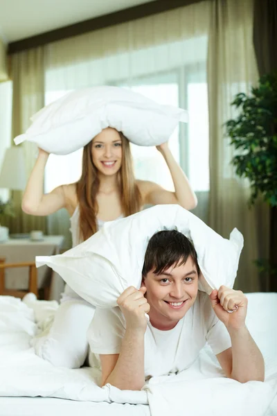 Casal com almofadas — Fotografia de Stock