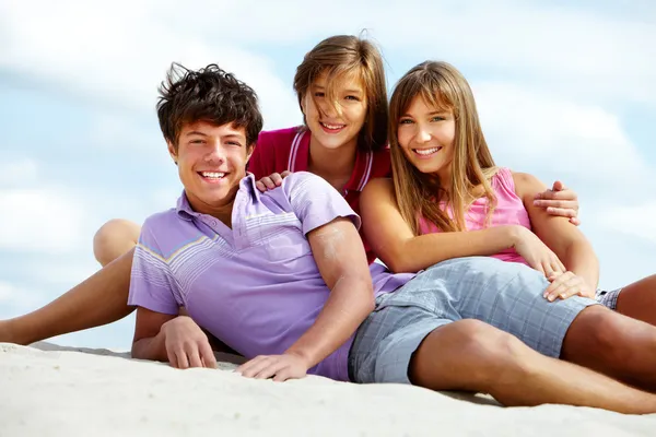 Tonåringar på stranden — Stockfoto