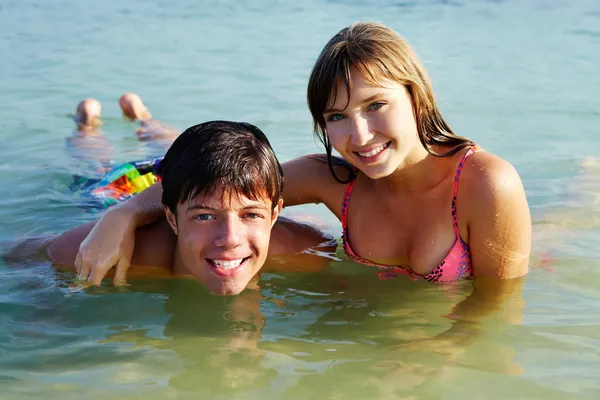 Tonåringar i vatten — Stockfoto