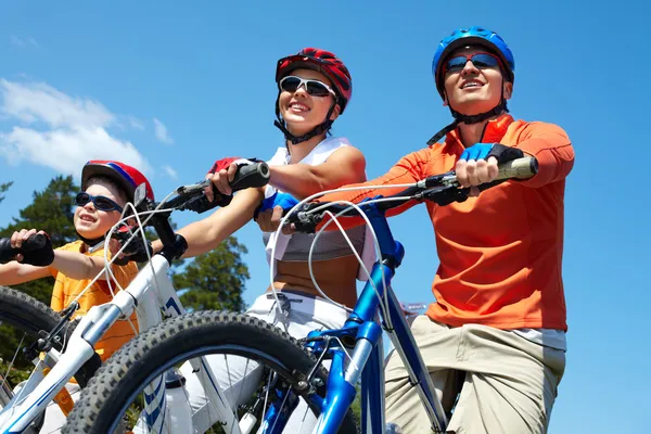 Family on bicycles — Stock Photo, Image