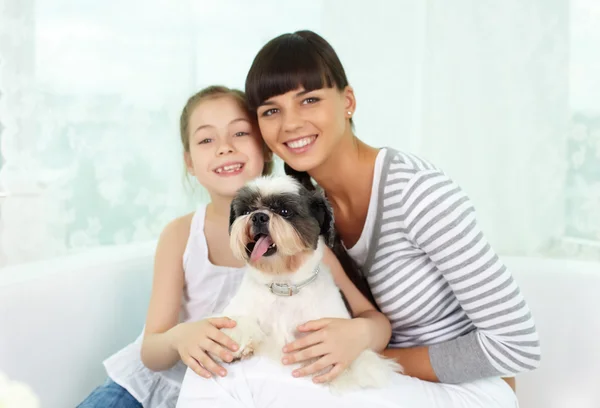 Famiglia con cane — Foto Stock