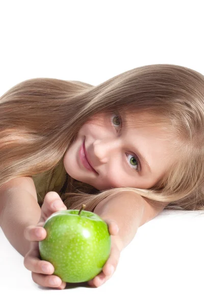 Kleines Mädchen mit einem Apfel — Stockfoto