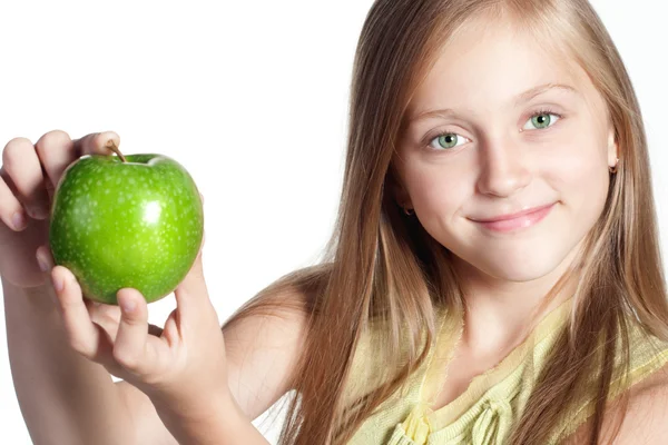 Pieni tyttö omenan kanssa — kuvapankkivalokuva