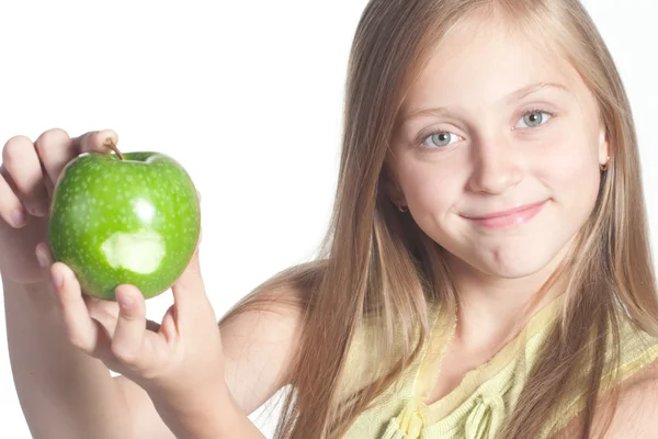 Pieni tyttö omenan kanssa — kuvapankkivalokuva