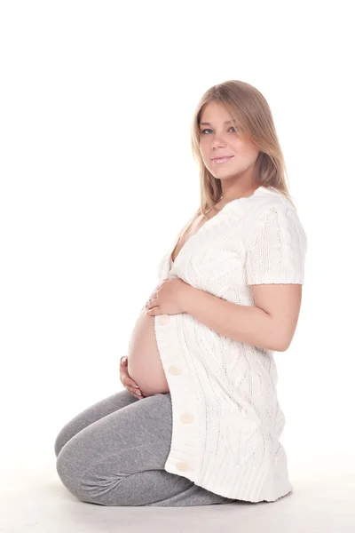 Krásná těhotná žena v lehké tkaniny — Stock fotografie