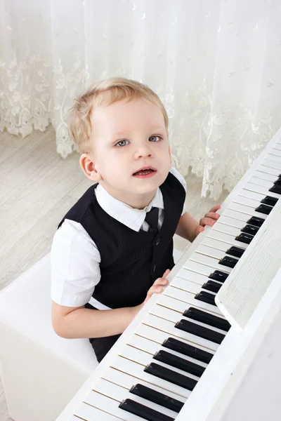 3 anos pianista tocar música — Fotografia de Stock