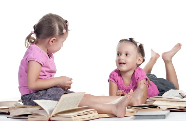 Lilla tvillingar och böcker — Stockfoto