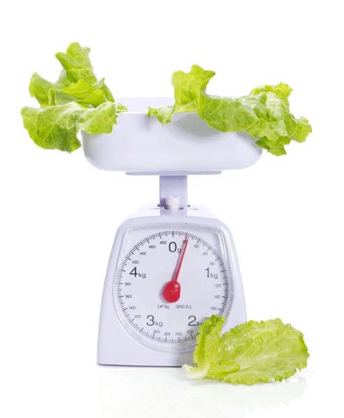Gewichte mit grünem Salat — Stockfoto