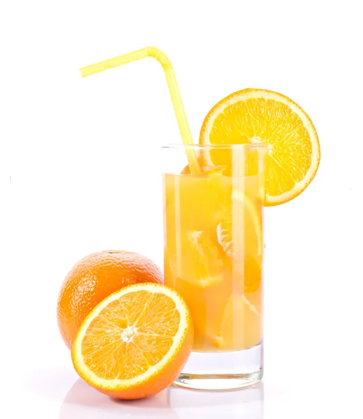 Apelsinjuice och apelsiner — Stockfoto