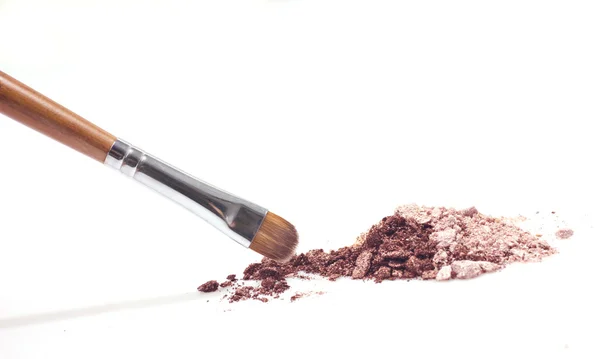 Bruin make-up borstel en bruin oogschaduw — Stockfoto