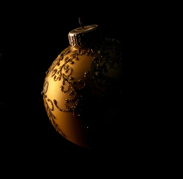 Bola de Navidad en la oscuridad —  Fotos de Stock