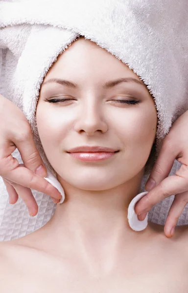 Massage facial pour la belle femme — Photo