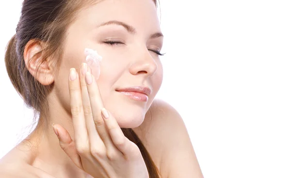 Toepassing van crème voor gezicht — Stockfoto