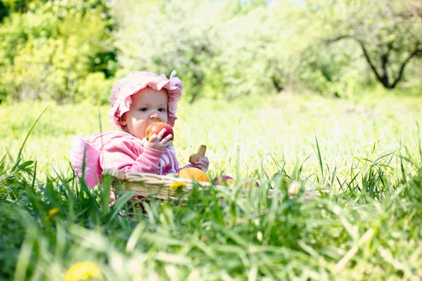 Kleines Kind im Park — Stockfoto