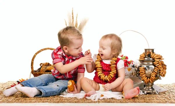 Dos niños comiendo galletas — Foto de Stock