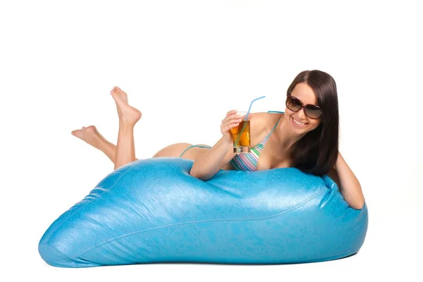 Žena pije koktejl — Stock fotografie
