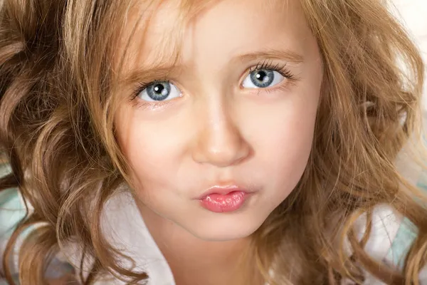 Portrait de petite belle fille avec s'il vous plaît dans les yeux bleus — Photo