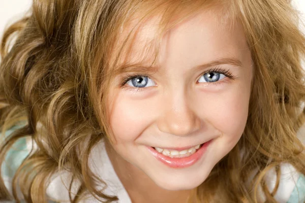 Close-up πορτρέτο μεγάλο χαμογελώντας κοριτσάκι με μπλε μάτια — Φωτογραφία Αρχείου