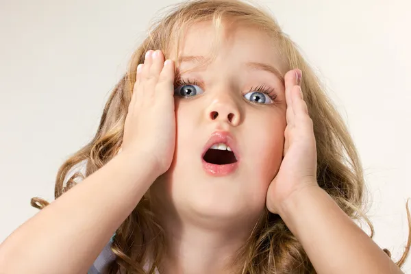 Ritratto di una bambina scioccata dagli occhi azzurri — Foto Stock