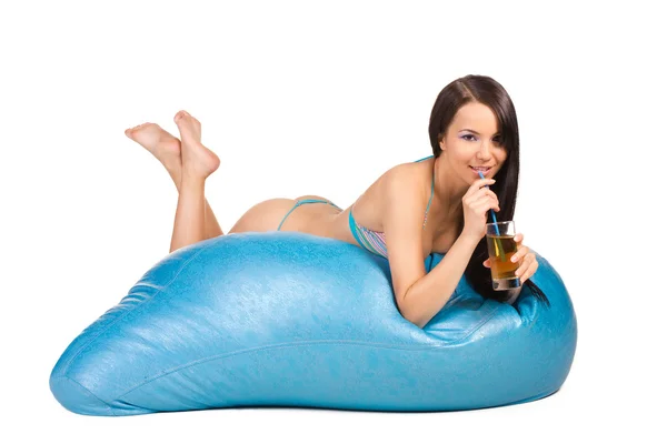 Ung kvinna rekreation på en air matrass — Stockfoto