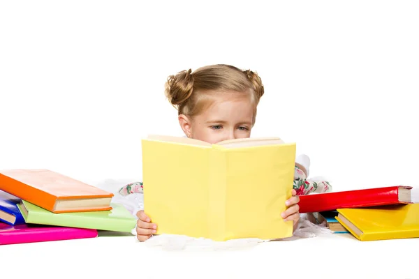 Menina bonita lendo o livro — Fotografia de Stock