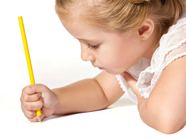 Porträtt av vacker liten flicka rita med penna — Stockfoto