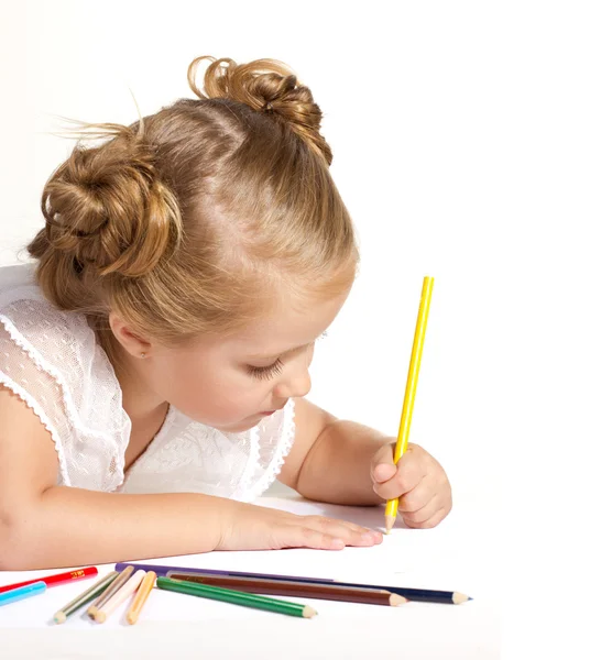 Красивая маленькая девочка рисует цветными карандашами — стоковое фото