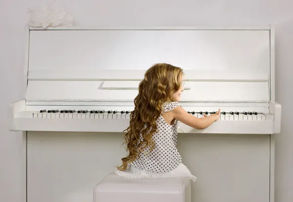 küçük kız piyano