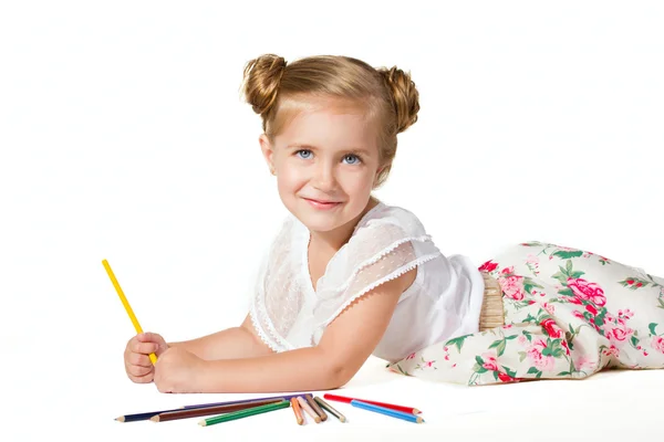 Liten flicka ritning med pennor — Stockfoto