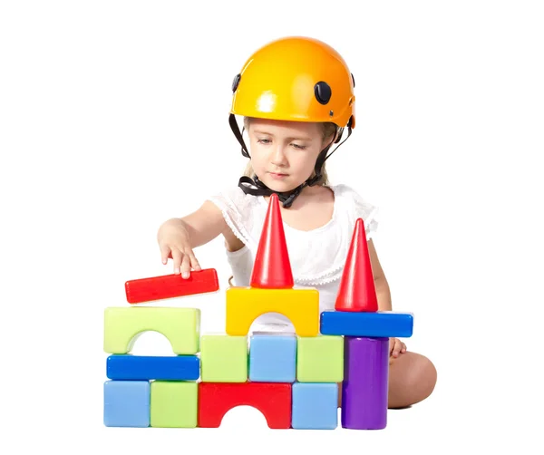 Маленька дівчинка будує блоки — стокове фото