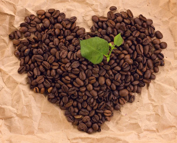 Hart samengesteld uit koffie en groene leafage — Stockfoto