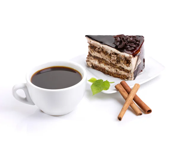 Viața statică compusă din tort de ciocolată, cafea și frunze verzi — Fotografie, imagine de stoc