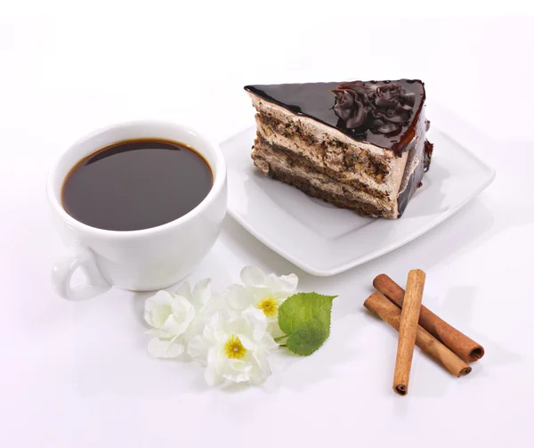 Pastel de chocolate, flores y café — Foto de Stock