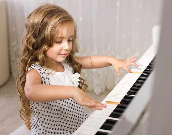 Pequeno pianista — Fotografia de Stock