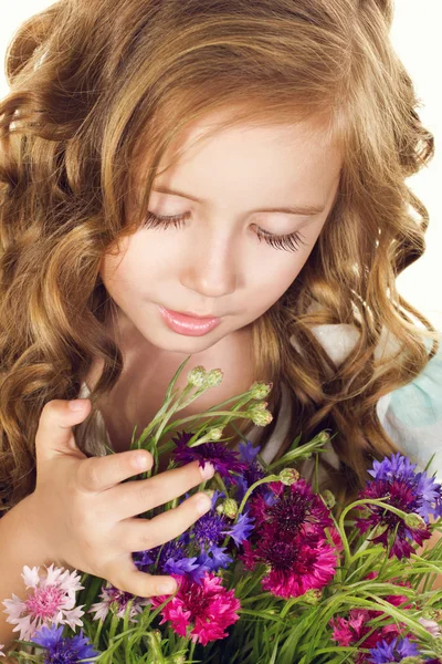 Kleines Mädchen mit Blumen — Stockfoto