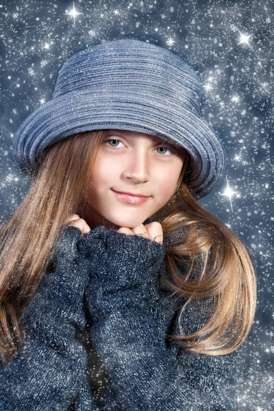 Portret van een jong meisje in blauwe hoed en trui — Stockfoto