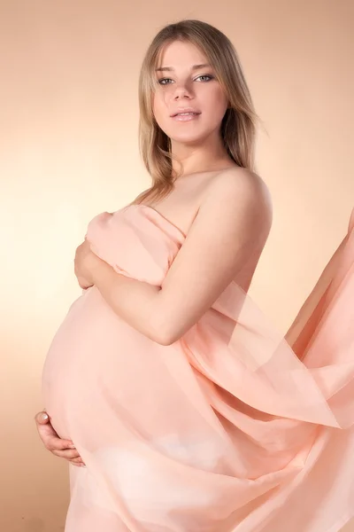 光布に美しい妊娠中の女性 — ストック写真