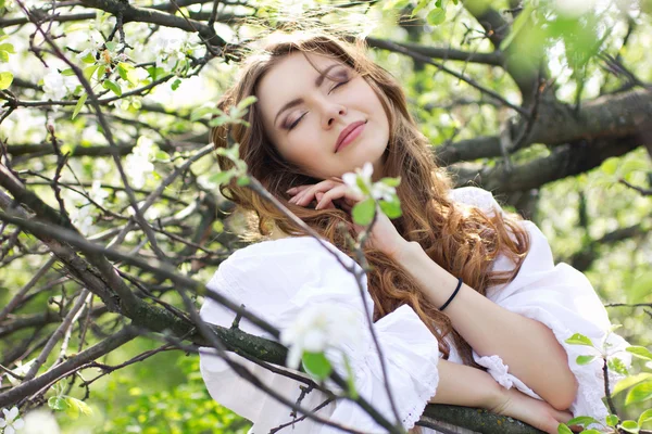 Drømmekvinne i blomstrende hage – stockfoto
