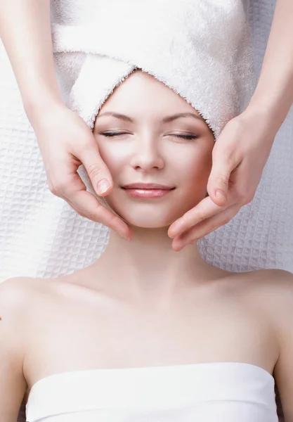 Massaggio facciale godendo — Foto Stock